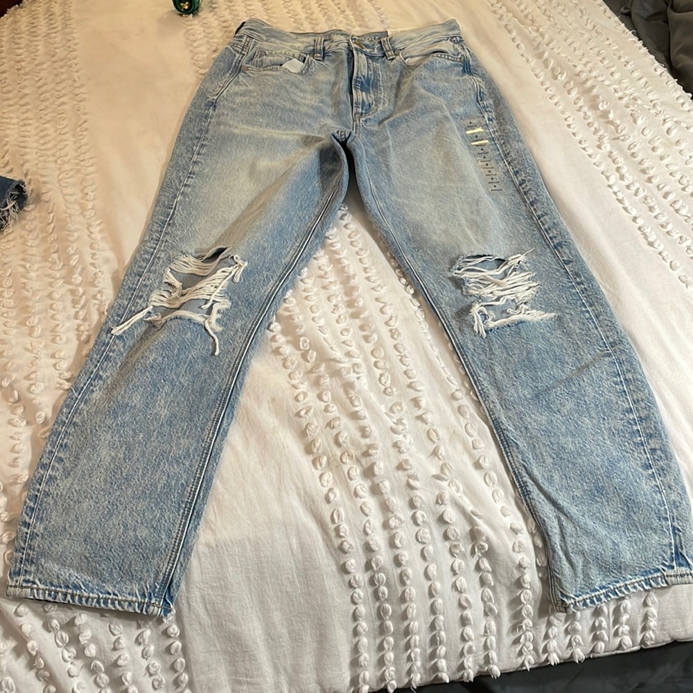 Brand new, American Eagle size 6 mom jeans